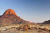 Felskugeln vor Große Spitzkoppe im Abendrot, Große Spitzkoppe, Namibia