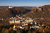 Blick auf Riedenburg mit der Rosenburg und der Ruine Tachenstein, Naturpark Altmühltal, Fränkische Alb, Franken, Bayern, Deutschland