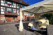 Oldtimer vor dem Hotel Ritter, Durbach, Ortenau, Mittlerer Schwarzwald, Baden-Württemberg, Deutschland