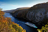 Ausflugsschiff am Donaudurchbruch bei Weltenburg, Bayern, Deutschland