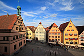 Blick auf die Ratstrinkstube und die Stufengiebelhäuser am Marktplatz, Rothenburg ob der Tauber, Taubertal, Romantische Strasse, Franken, Bayern, Deutschland
