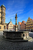 Fountain of St. George and town hall in market square, Rothenburg ob der Tauber, Franconia, Bavaria, Germany