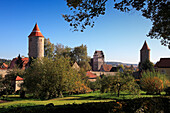 Türme der Stadtmauer, Nördlinger Tor im Hintergrund, Dinkelsbühl, Franken, Bayern, Deutschland