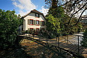 Haus und Brücke über den Neumagen, Staufen im Breisgau, Breisgau-Hochschwarzwald, Südlicher Schwarzwald, Baden-Württemberg, Deutschland