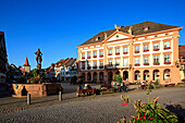 Ritterbrunnen und Rathaus am Marktplatz, Gengenbach, Schwarzwald, Baden-Württemberg, Deutschland
