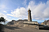 Turm und Vulkan Dos Capelinhos unter Wolkenhimmel, Insel Faial, Azoren, Portugal, Europa