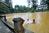Menschen baden im See, Parque Terra Nostra im Termalgebiet in Furnas, Ostteil der Insel Sao Miguel, Azoren, Portugal, Europa