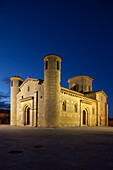Blick auf die beleuchtete Kirche Iglesia San Martin am Abend, Fromista, Provinz Palencia, Altkastilien, Castilla y Leon, Nordspanien, Spanien, Europa