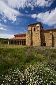 Blick auf das Klosters Monasterio de San Miguel de Escalada im Sonnenlicht, Provinz Leon, Altkastilien, Castilla y Leon
