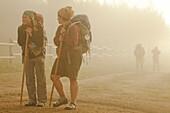 Pilger bei Sonnenaufgang im Nebel, Provinz Leon, Altkastilien, Castilla y Leon, Nordspanien, Spanien, Europa