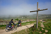 Pilger mit Fahrrad an einem Wegkreuz, Provinz Leon, Altkastilien, Castilla y Leon, Nordspanien, Spanien, Europa