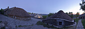 Pallozas, historische Rundbauten in dem Dorf O Cebreiro am Abend, Provinz Lugo, Galicien, Nordspanien, Spanien, Europa