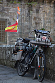 Fahrrad eines Pilgers mit Gepäck und Jakobsmuschel, Plaza Immaculada, Santiago de Compostela, Provinz La Coruna, Galicien, Nordspanien, Spanien, Europa