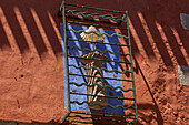Jakobsmuschel und Sterne an einer Fassade, Cirauqui, Provinz Navarra, Nordspanien, Spanien, Europa
