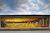 Die East-Side-Gallery entlang der Mühlenstrasse, das längste erhaltene Stück Mauer in Berlin, mit 1,3 Kilometer Länge die längste Open-Air-Galerie der Welt, Berliner Mauerweg, Friedrichshain, Berlin, Deutschland, Europa