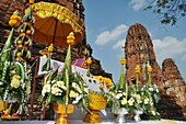 Ayutthaya (Thailand): offerings at the Wat Phra Mahathat