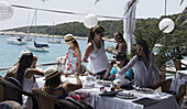 Frauen in einem Restaurant am Hafen, Palmizana, Paklinski Inseln, Hvar, Split-Dalmatien, Kroatien