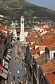 Blick entlang der Stradun zum Rathaus und Uhrturm, Dubrovnik, Dubrovnik-Neretva, Dalmatien, Kroatien