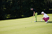 Zwei Männer spielen Golf, Prien am Chiemsee, Bayern, Deutschland