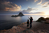 Mutter und Kinder genießen Blick auf Es Vedra und Es Vedranell, Ibiza, Balearische Inseln, Spanien
