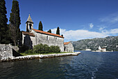Kirche auf der Insel Gospa od Skrpjela, im Hintergrund Insel Sveti Dorde, Perast, Bucht von Kotor, Montenegro, Europa