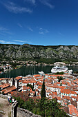 Stadtansicht von Kotor und Bucht von Kotor, Montenegro, Europa