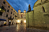 St. Nicholas Kirche und St. Lucas Kirche am Abend, Kotor, Montenegro, Europa