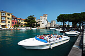 Ausflugsboot, Scaligerburg, Sirmione, Gardasee, Venetien, Italien