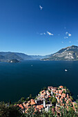 Aussicht über Varenna und den Comer See, Lombardei, Italien