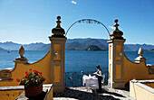 Außen, Mitarbeiterin deckt Tisch, Hotel Royal Victoria, Varenna, Comer See, Lombardei, Italien