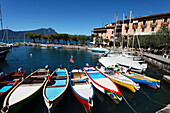 Boote am Hafen, Torri del Benaco, Gardasee, Venetien, Italien