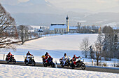 Motorradclub an der Wallfahrtskirche der Heiligen Marinus und Anian in Wilparting bei Irschenberg, Winter in Bayern, Deutschland, Europa