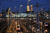 Blick zur Innenstadt über den Hauptbahnhof bei Nacht, München, Bayern, Deutschland, Europa