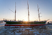 Segelschiff Rickmer Rickmers im Winter bei Sonnenuntergang, Hansestadt Hamburg, Deutschland, Europa