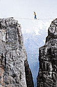 Mann balanciert auf einer Highline zwischen zwei Felsen, Schilthorn, Berner Oberland, Kanton Bern, Schweiz