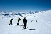 Skifahrer und Snowboarder auf einer Skipiste, Flims Laax Falera, Laax, Graubünden, Schweiz