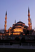 Sultan Ahmet Camii, The Blue Mosque at dusk, Istanbul Turkey