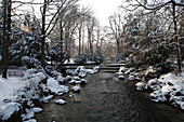 Winterlandschaft mit Fluss im Winter, Englischer Garten, München, Bayern, Deutschland