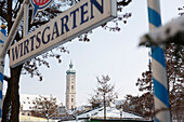 Blick über Viktualienmarkt zur Heilig-Geist-Kirche im Winter, München, Bayern, Deutschland