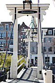 Kleine traditionelle Zugbrücke in der Innenstadt, Amsterdam, Niederlande