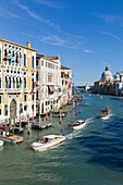 Wassertaxis auf dem Canal Grande, Blick von Ponte dell' Accademia Brücke, mit Chiesa di Santa Maria della Salute Kirche im Hintergrund, Venedig, Venetien, Italien, Europa