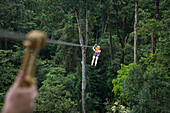 Menschen beim Ziplining durch den Regenwald nahe Golfito, Golfo Dulce, Puntarenas, Costa Rica, Mittelamerika, Amerika