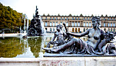 Fountain of Herrenchiemsee with Herrenchiemsee Castle, Chiemsee, Chiemgau, Upper Bavaria, Bavaria, Germany