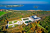 Luftbild der Insel Herrenchiemsee mit Schloß, Herrenchiemsee, Chiemsee, Chiemgau, Oberbayern, Bayern, Deutschland