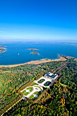 Luftbildaufnahme der Insel Herrenchiemsee mit Schloß, Schloss Herrenchiemsee, Herrenchiemsee, Chiemsee, Chiemgau, Oberbayern, Bayern, Deutschland