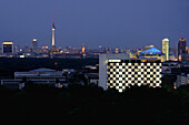 Stadtansicht mit Fernsehturm in Hintergrund bei Nacht, Berlin, Deutschland