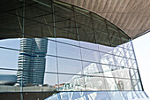 Spiegelung der BMW Zentrale im Fenster, BMW Welt, Olympiapark, München, Oberbayern, Bayern, Deutschland