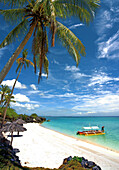 Boot neben einem Sandstrand, Insel Corregidor, Manila Bay, Philippinien, Asien