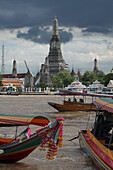 Wassertaxi mit Wat Arun, Chao Phraya, Bang Khen, Nordbangkok, Wat Arun, Bangkok, Thailand, Asien