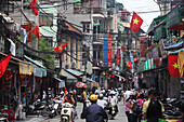 Verkehr an Straße in Hanoi, Hanoi, Vietnam, Asien